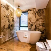 Hotel Bucura Căciulata - Baie cu cadă și duș, în apartament Hotel & Spa BUCURA