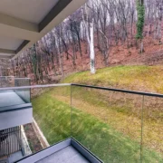 Hotel Bucura Căciulata - Balcon spațios cu vedere spre pădure Hotel & Spa BUCURA